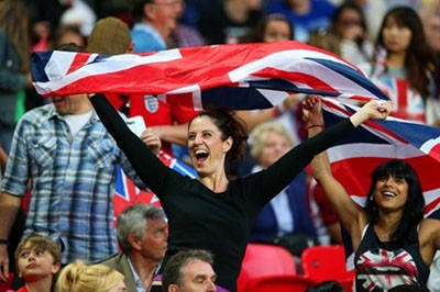 Các nữ CĐV Vương quốc Anh vui vẻ, phấn khích trên khán đài trong chiến thắng 1-0 của đội nhà trước đối thủ nặng ký cho chức vô địch Brazil.